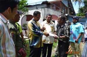 ABDUL Halim Hussain (tiga dari kiri) menyampaikan sumbangan Kerajaan Negeri kepada salah seorang mangsa ribut di sini sambil ditemani Mohd. Tuah Ismail (empat dari kiri) dan Halil Sabri Hamid (kiri sekali) baru-baru ini.