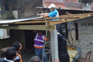 MANSOR Othman turut sama bergotong-royong membaiki bumbung usang dan rosak di kediaman Haji Mat Isa di sini baru-baru ini.
