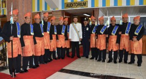 SETIAUSAHA Kerajaan Negeri, Datuk Farizan Darus bergambar kenang-kenangan bersama-sama barisan pengawal keselamatan Kerajaan Negeri.