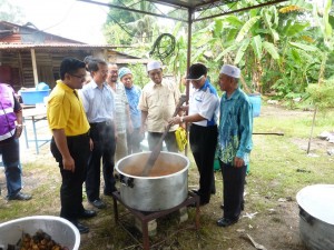 MANSOR Othman (dua dari kanan) tidak keberatan membantu bentara menyediakan makanan untuk Kenduri Rakyat yang diadakan sempena Karnival Mesra Rakyat di sini baru-baru ini