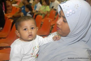 ANTARA bayi yang menerima sumbangan Program Anak Emas Peringkat Daerah Timur Laut.