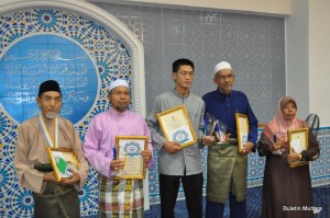 (Dari kiri), MAT Isa Puteh, Suhaimi Abdullah, Khaw Lek Ming, Zainon Abd. Hamid dan Hatijah Mohamed bergambar kenang-kenangan selepas menerima anugerah masing-masing pada Majlis Sambutan Maal Hijrah 1434 Peringkat Negeri Pulau Pinang di sini baru-baru ini.