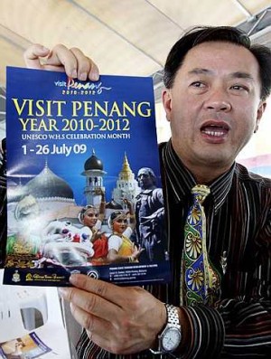 PENGERUSI Jawatankuasa Pembangunan Pelancongan dan Kebudayaan, Law Heng Kiang menunjukkan poster Tahun Melawat Pulau Pinang 2010 – 2012. 
