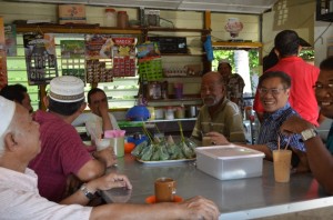 TANDANG Mansor Othman (duduk, dua dari kanan) di warung kopi di sekitar DUN Penanti dijadikan tempat rakyat berkongsi cerita masing-masing.
