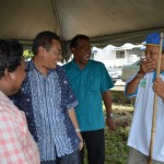 SALAH seorang peserta program gotong-royong di DUN Penanti teruja ditegur Mansor Othman (dua dari kiri). 