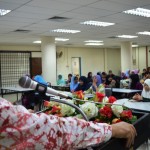PARA peserta Majlis Perasmian Penutup Kursus Perkahwinan DUN Penanti memberi sepenuh perhatian pada sesi ucapan Mansor Othman. 