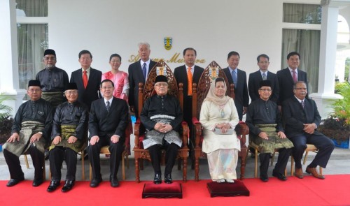 POTRAIT Abdul Rahman Abbas (duduk, tengah) bersama barisan kepimpinan Kerajaan Negeri Pulau Pinang bersempena majlis lantikannya. 