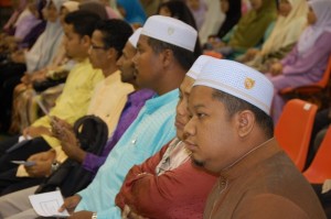 SEBAHAGIAN guru-guru takmir yang menerima sumbangan penghargaan Kerajaan Negeri.