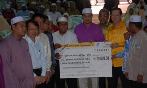 KETUA Menteri (tiga dari kanan) hadir ketika menyampaikan sumbangan khas kepada guru-guru KAFA daerah Seberang Perai Selatan di sini.