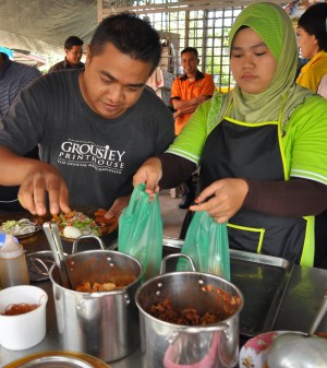 ANAK Indon Mohamad dan isteri banyak membantu meringankan beban beliau di restoran laksa miliknya. 