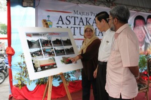 AR. Patahiyah Ismail (kiri sekali) memberi penjelasan mengenai pelan pembaharuan Astaka MPPP Batu Maung yang baru pada majlis perasmiannya di sini.