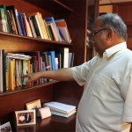 P.Ramasamy menunjukkan antara buku-buku simpanan peribadi beliau yang menjadi rujukan bagi memantapkan kreadibilitinya sebagai Timbalan Ketua Menteri II Pulau Pinang.