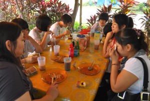 PENGUNJUNG Restoran Laksa Beras Kampung Petani adalah terdiri daripada pelbagai bangsa. 