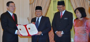TUAN Yang Terutama Negeri, Tun Abdul Rahman Abbas (dua dari kiri) menunjukkan watikah pembubaran DUN. 