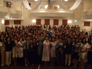 PENGERUSI Jawatankuasa Belia dan Sukan, Pembangunan Wanita Keluarga dan Komuniti, Ong Kok Fooi (berselendang, tengah) bersama para peserta Bengkel Motivasi Wanita menunjukkan tanda bagus berhubung penganjuran program tersebut.  