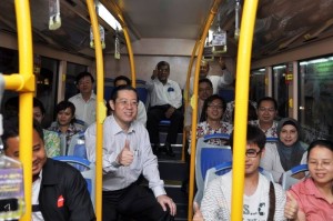KETUA Menteri menunjukkan tanda bagus ketika menggunakan perkhidmatan bas BEST baru-baru ini.  