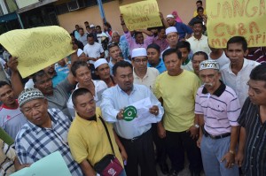 PENDUDUK Kariah Kubang Semang, Penanti melancarkan demontrasi aman di perkarangan Balai Polis Kubang Semang di sini baru-baru ini.