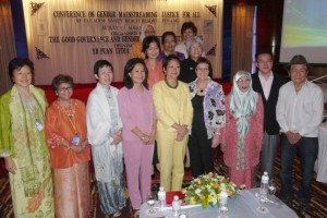 PRESIDEN Pertubuhan Wanita Mutiara, Betty Chew (empat dari kiri) dan Ong Kok Fooi (tiga dari kiri) bergambar kenang-kenangan bersempena Persidangan Gender 2010. 