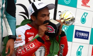 JUARA Norizman Ismail selaku juara keseluruhan kategori CP130 menguncup piala. (Gambar ihsan : Malaysian Cub Prix)