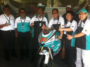 ABDUL Halim Hussain (duduk) sambil ditemani Lydia Ong Kok Fooi (dua dari kanan) dan Abdul Malik Abul Kassim (tiga dari kiri) menunjukkan tanda bagus pada Kejuaraan Cub Prix Malaysia Petronas di sini baru-baru ini.