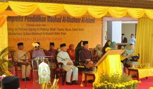 TUANKU Mizan Zainal Abidin (barisan pertama, dua dari kiri) ketika hadir merasmikan Kompleks Pendidikan Maahad Mashoor Al-Islami di Balik Pulau. 