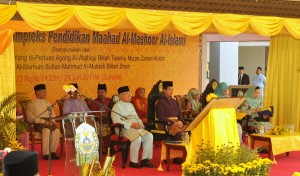 TUANKU Mizan Zainal Abidin (barisan pertama, dua dari kiri) ketika hadir merasmikan Kompleks Pendidikan Maahad Mashoor Al-Islami di Balik Pulau.