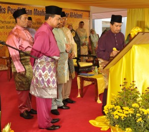 TUANKU Mizan Zainal Abidin (kanan sekali) sambil diperhatikan Tun Abdul Rahman Abbas (dua dari kiri) menandatangani plak sempena Majlis Perasmian Kompleks Pendidikan Maahad Mashoor Al-Islami. 