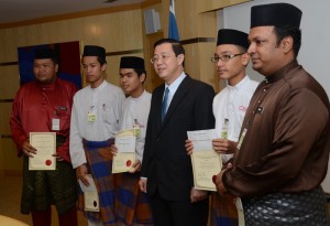 CEMERLANG... Kerajaan Negeri memberi pengiktirafan khas kepada tiga pelajar, guru penasihat dan Sekolah Menengah Sains Kepala Batas yang telah mengharumkan nama Pulau Pinang dan Malaysia apabila muncul juara di dalam Pertandingan Paten Perbadanan Harta Intelek Malaysia, ‘Innovative Solutions For Everyday Life’  peringkat kebangsaan yang berlangsung pada 20 – 21 Jun 2011.  