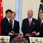 LIM Guan Eng (kanan sekali) bertukar-tukar dokumen perjanjian pada Majlis Menandatangani Perjanjian Antara Kerajaan Negeri Pulau Pinang dan Beijing Urban Construction Group (BUGG) sambil disaksikan oleh Perdana Menteri, Datuk Sri Najib Razak (dua dari kanan) dan Perdana Menteri China, Wen Jia Bao (dua dari kiri). 