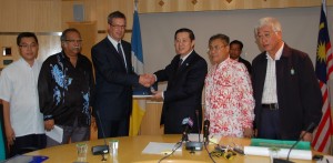 LIM Guan Eng (empat dari kanan) menyampaikan cenderahati kenang-kenangan kepada Vincent Piket sambil diperhatikan oleh Mansor Othman (tiga dari kanan) dan Prof. Dr. P. Ramasamy (dua dari kiri) di pejabat beliau di sini baru-baru ini.