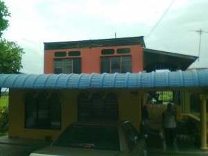 KEADAAN bumbung salah sebuah kediaman mangsa ribut yang diterbangkan angin baru-baru ini. 