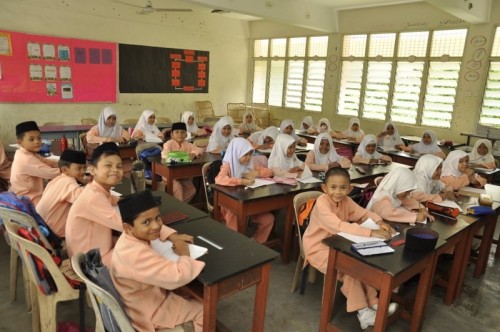PELAJAR-pelajar SAR Taman Tun Sardon ceria mengikuti pembelajaran. 