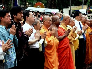 KETUA Menteri (tiga dari kiri) bersama sami-sami, Konsul-Jeneral Thailand dan Jepun pada perayaan Hari Wesak.