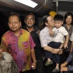 TANPA segan silu, Lim Guan Eng mendukung anak bongsu beliau bersempena lawatan ke Bukit Bendera bersama pegawai-pegawai kerajaan lain. Turut bersama adalah isteri beliau, Betty Chew (tiga dari kanan). 