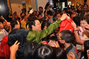 ORANG ramai berpusu-pusu mendapatkan beg mesra alam sekitar daripada Ketua Menteri, Lim Guan Eng di Plaza Gurney pada Januari 2011.  