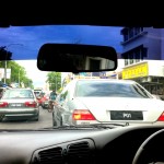 KERETA rasmi Ketua Menteri ketika tersekat di dalam kesesakan jalan raya. 