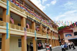 Sumbangan Kerajaan Negeri sebanyak RM 150,000 kepada Methodist Boy School (MBS). Digunakan untuk membina sebuah bangunan baru dengan kelengkapan 15 bilik darjah tambahan sekolah mubaligh.