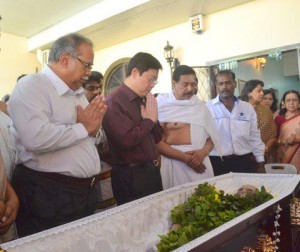 LIM Guan Eng (dua dari kiri) di samping P. Ramasamy memberi penghormatan terakhir kepada mendiang A. Letcimi di Krematorium Hindu, Batu Lancang di sini baru-baru ini.