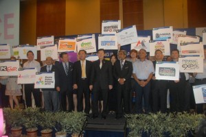 KETUA Menteri bergambar bersama 30 pengurus projek yang dilantik mengisi Kalendar Tahunan Pulau Pinang 2012 pada Persidangan Antarabangsa MICE Pulau Pinang Ke-2 2011 di sini baru-baru ini.