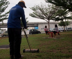 SEORANG Pekerja Am Skuad Khas MPSP menggunakan troli magnet bagi mengesan dan mengeluarkan bahan-bahan buangan besi seperti paku yang boleh mendatangkan kecederaan kepada pihak awam dan kanak-kanak.  