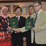 MAIMUNAH Mohd. Sharif (kiri sekali) bertukar-tukar dokumen dengan Pengarah Urusan Asia Pasifik Bionersis, Pascal Voisin (kanan sekali) sambil diperhatikan oleh Chow Kon Yeow (dua dari kiri) dan Oon Lai Kuan (dua dari kanan) pada Majlis Menandatangani Perjanjian Penjualan Biogas Dengan Syarikat Bionersis Malaysia Sdn. Bhd. (Bionersis) di sini baru-baru ini.   