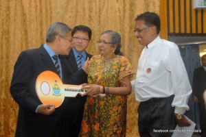 MANSOR Othman (kiri sekali) sambil diperhatikan Jeff Ooi Chuan Aun (dua dari kiri) menyampaikan replika kunci kepada salah seorang penerima pada Majlis Penyerahan Pampasan Kepada Penduduk Yang Terlibat Dengan Projek Lebuhraya Tun Dr. Lim Chong Eu (Fasa 3) di sini baru-baru ini.