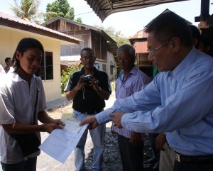 MANSOR Othman (kanan sekali) menyampaikan sumbangan cek kepada bapa mangsa kebakaran, Abdul Rashid (kiri sekali) di sini baru-baru ini. 