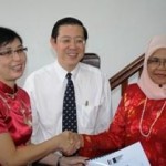 LIM Chooi Ping (kiri sekali) menerima nota tugas daripada Maimunah Mohd. Sharif (kanan sekali) sambil diperhatikan Ketua Menteri Pulau Pinang, Y.A.B. Tuan Lim Guan Eng (tengah).  