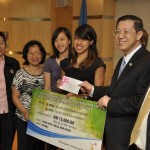 LIM Guan Eng (dua dari kanan) menyampaikan replika cek bernilai RM15,000 kepada Nicol David pada Majlis Penyerahan Wang Insentif Penghargaan di Komtar di sini baru-baru ini.