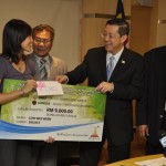 LOW Wee Wern (dua dari kiri) menerima replika cek daripada Lim Guan Eng baru-baru ini.