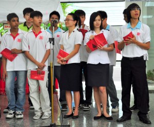 PASUKAN koir Salvation Army menghiburkan para hadirin dengan lagu-lagu Hari Natal pada Majlis Sambutan Hari Natal 2011 dan Sambutan Tahun Baru 2012, baru-baru ini di sini.