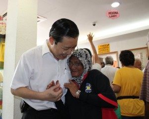 SEORANG warga emas memeluk Ketua Menteri menandakan rasa bersyukur setelah menerima wang penghargaan PPWE.