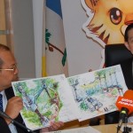 PEGAWAI Kewangan Negeri (kiri sekali) Datuk Farizan Darus bersama Ketua Menteri menunjukkan lakaran canopy walk Bukit Bendera baru-baru ini.