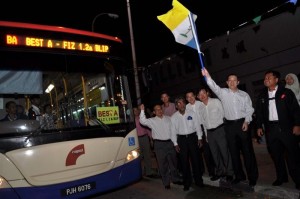 KETUA Menteri (tiga dari kanan) sambil ditemani barisan Exco Kerajaan Negeri dan bekas Ketua Pegawai Eksekutif Rapid Penang Sdn. Bhd., Azhar Ahmad (kanan sekali) mengibarkan bendera Pulau Pinang sebagai gimik pelancaran perkhidmatan bas BEST.